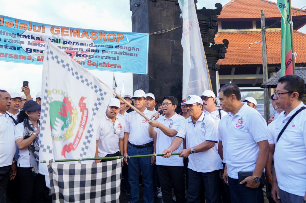 Sekda Adi Arnawa Lepas Jalan Santai Hari Koperasi Ke-76